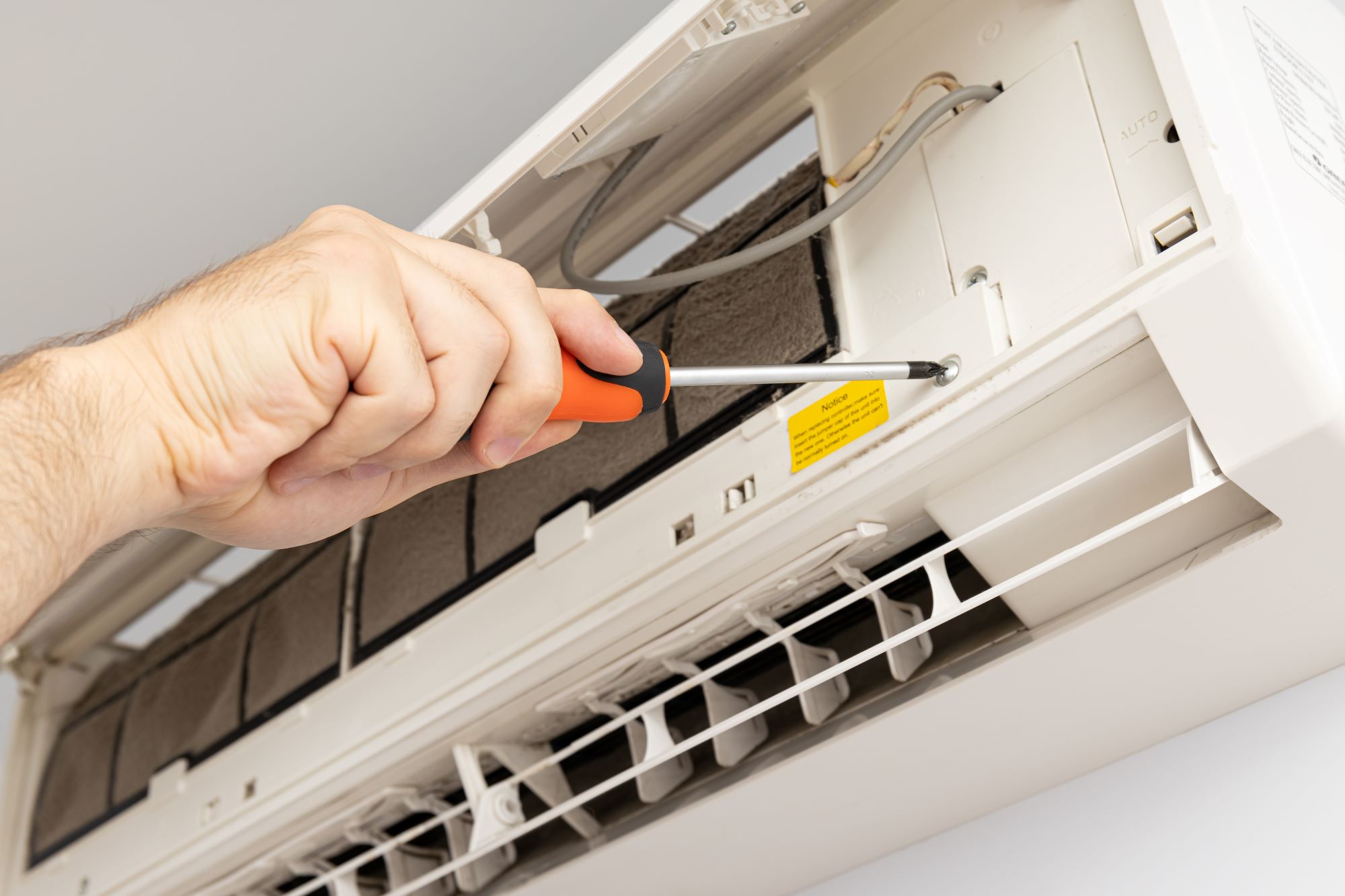 Service an einer Klimaanlage in Thüringen