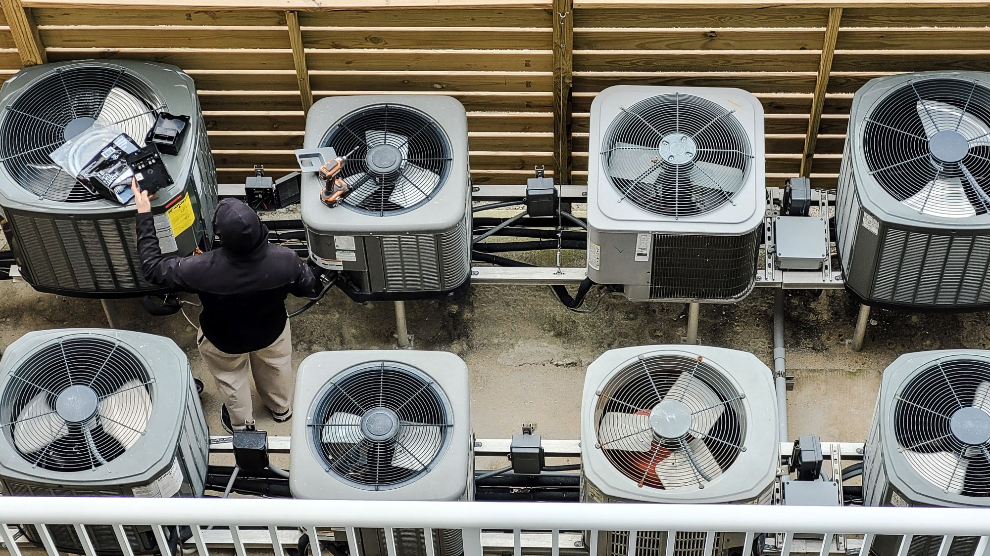 HVAC-Techniker prüft eine Anlage mit modernem Messgerät
